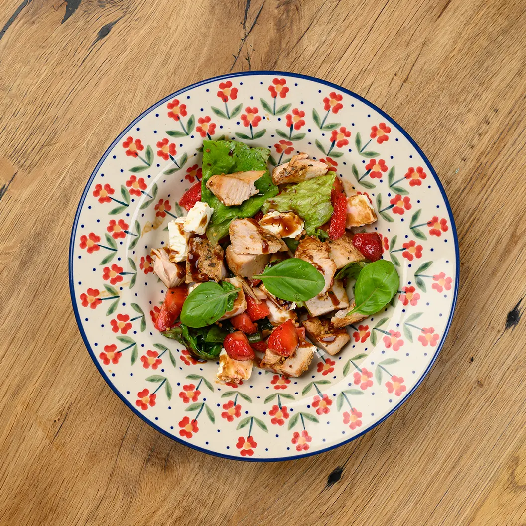 Сыр Бор: Салат с пастрами из индейки, клубникой и сыром фета