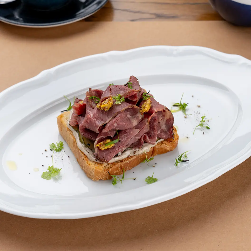 Вино и Мясо: Стэк с пастрами и трюфельным айоли