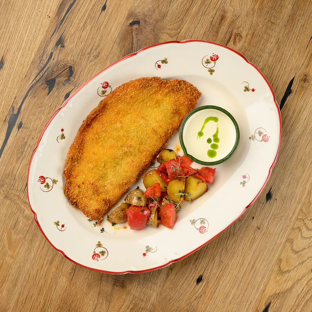 Сыр Бор: Хрустящая куриная грудка с моцареллой, картофелем и сливочным соусом