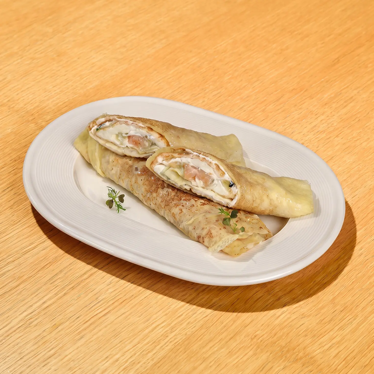 Кофе Семь: Блины с семгой, огурцом и творожным сыром