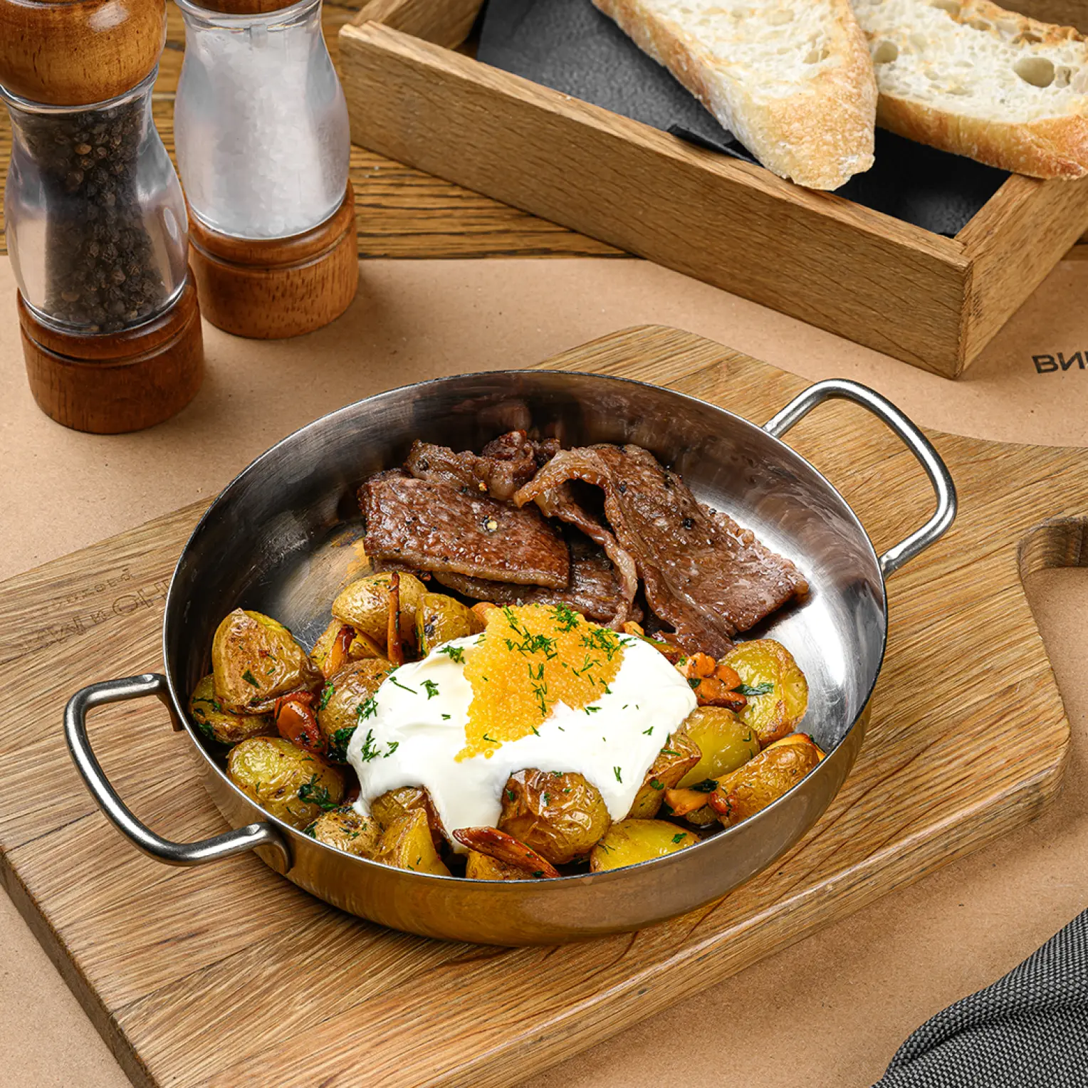 Вино и Мясо: Бекон из мраморной говядины и картофель с лисичками, сметаной и щучьей икрой