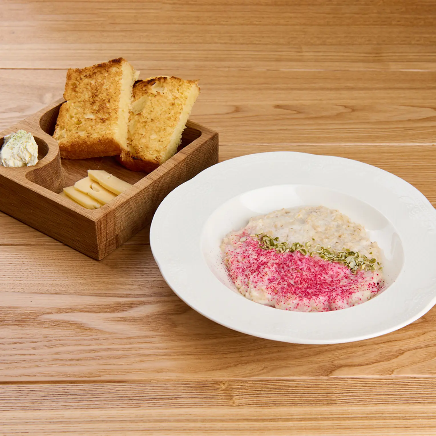 Кофе Семь: Каша овсяная, хлеб с сыром и взбитым маслом