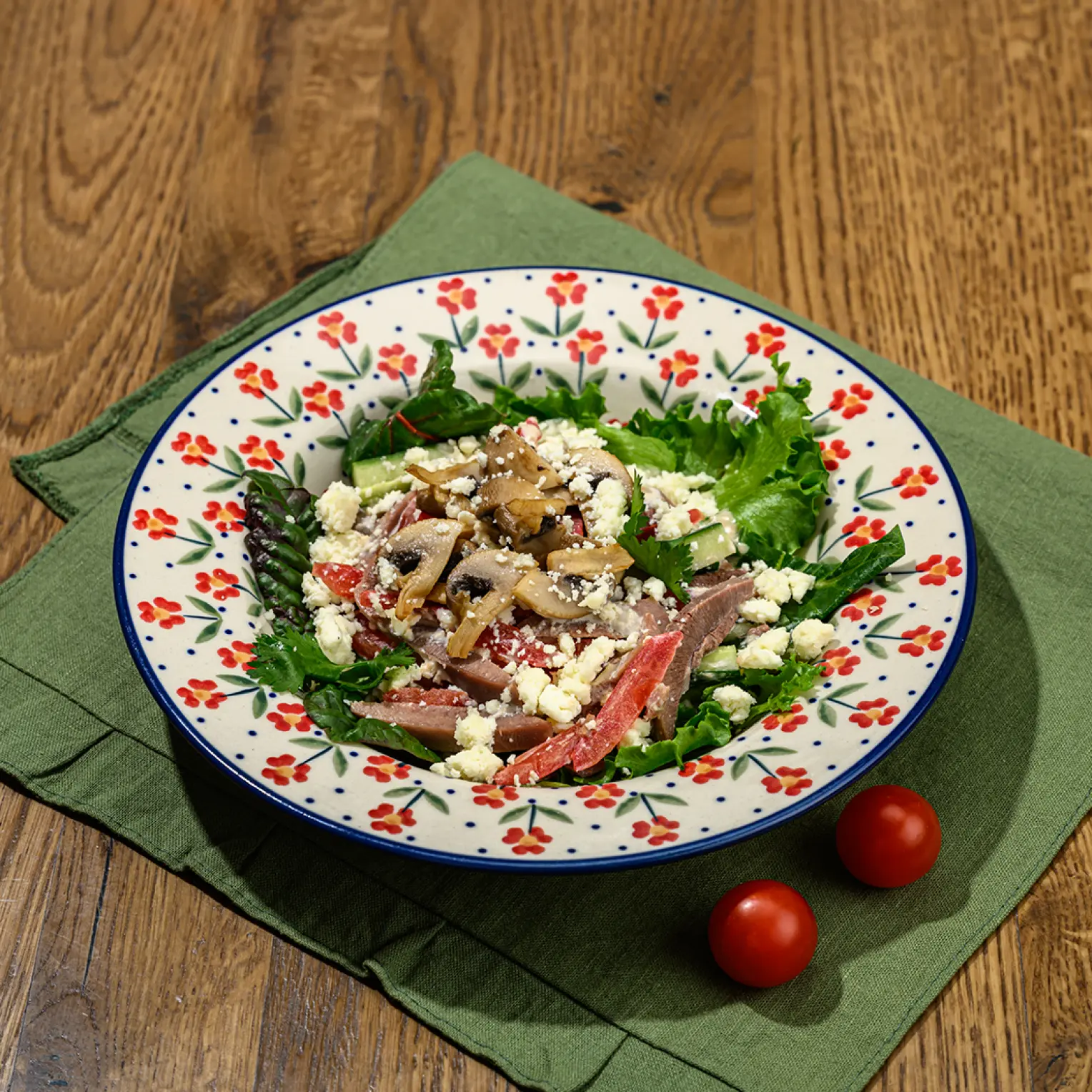 Сыр Бор: Салат с говяжьим языком, моцареллой и грибами