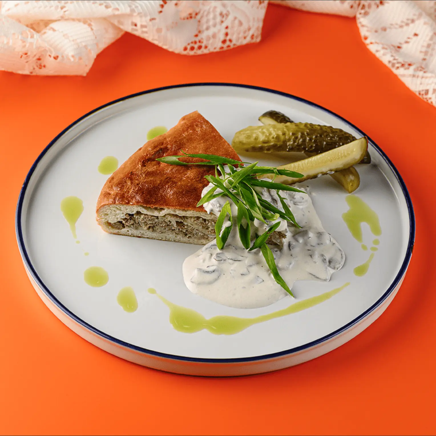 Ялта: Кусок пирога с мясом и капустой со сливочно-грибным соусом