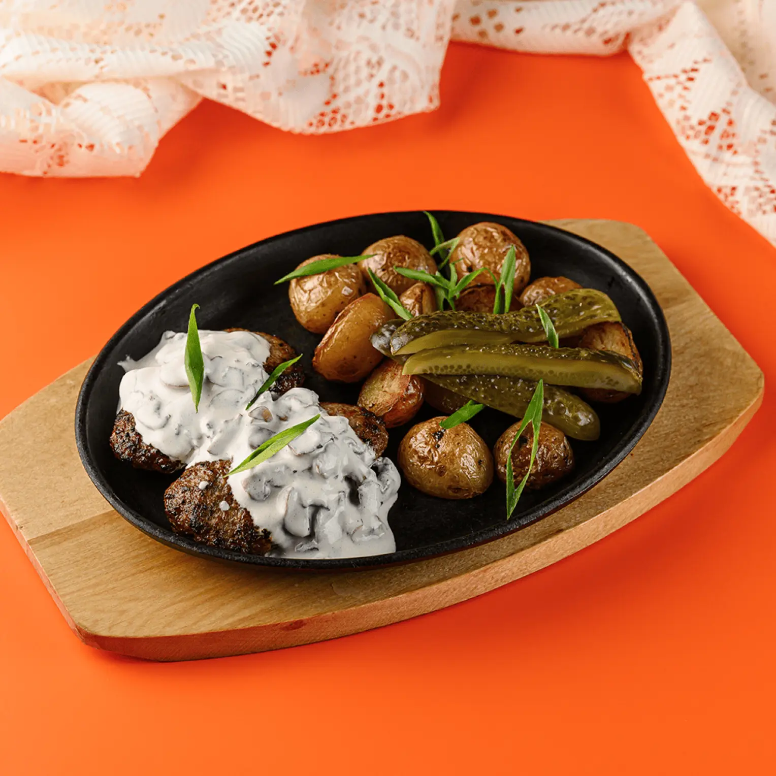 Ялта: Мясные котлетки на сковороде с молодым картофелем